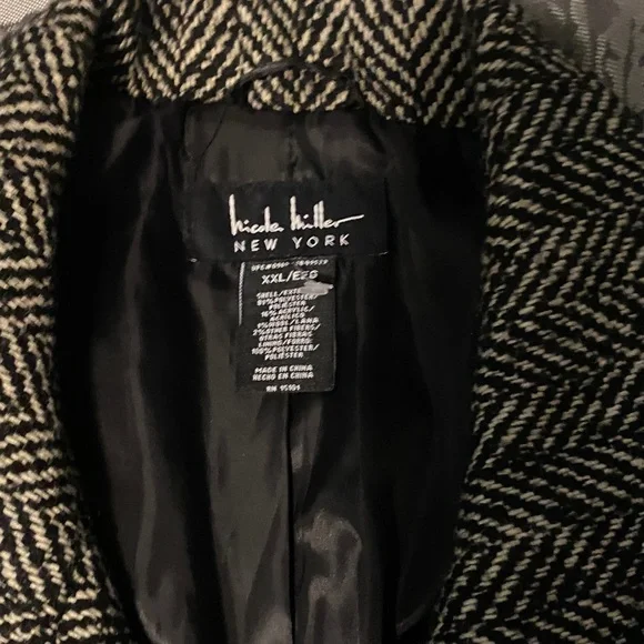 Chic Herringbone Trench Coat in Black and White - Picture 9 of 9